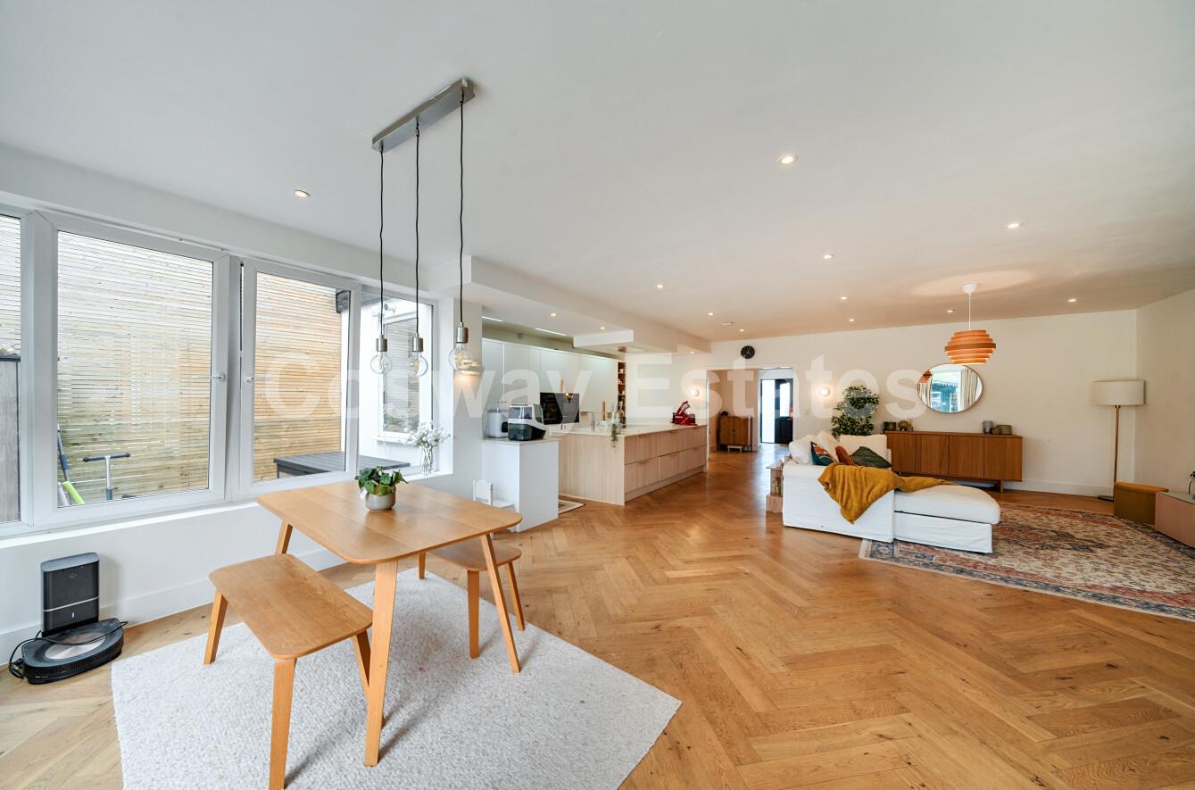 4 bed property in Featherstone Road, Mill Hill, NW7, London